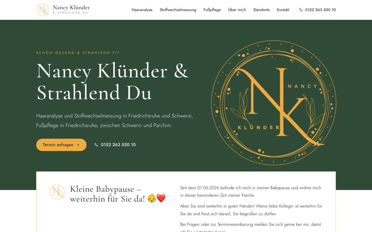 Startseite von Strahlend Du, Naturkosmetik Nancy Klünder am Computer